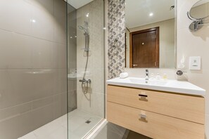 Shower, hair dryer, bidet, towels - Contemporary 2BR, Mins. Drive to Butterfly Garden (Dubai)