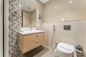 Shower, hair dryer, bidet, towels - Contemporary 2BR, Mins. Drive to Butterfly Garden (Dubai)
