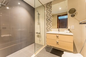 Shower, hair dryer, bidet, towels - Contemporary 2BR, Mins. Drive to Butterfly Garden (Dubai)