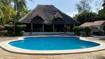 Una piscina al aire libre