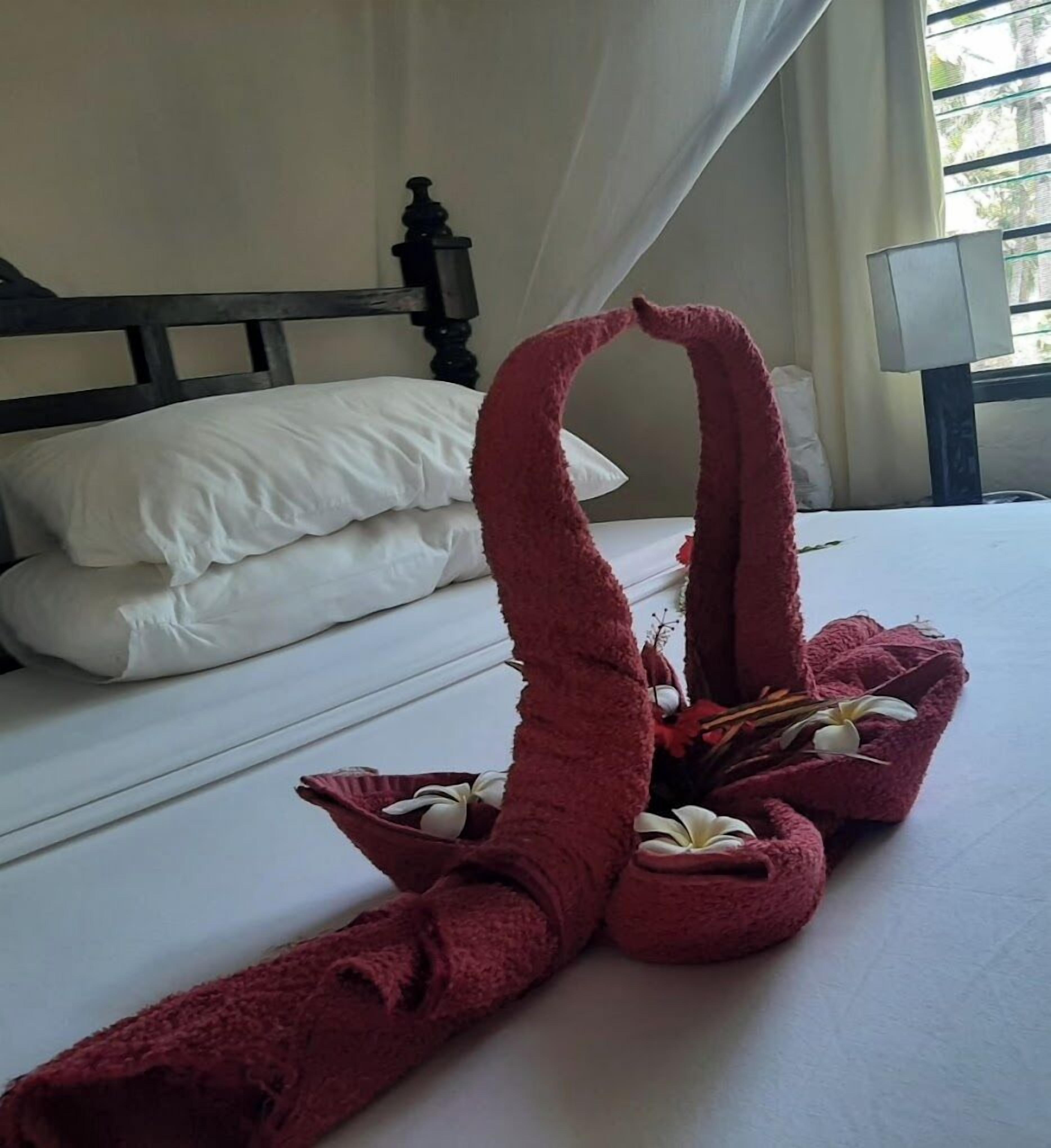 Deluxe Double Room, Balcony, Garden View | Dihias secara berasingan, dilengkapkan perabot secara berasingan 