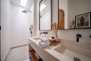Villa, 2 Schlafzimmer, eigener Pool, Poolblick | Badezimmer | Haartrockner, Handtücher, Seife, Shampoo