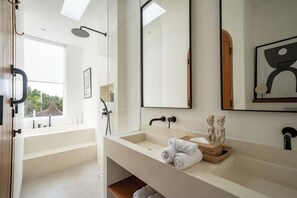 Villa, 2 slaapkamers, privézwembad, uitzicht op zwembad | Badkamer | Een haardroger, handdoeken, zeep, shampoo