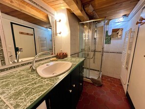 Hair dryer, soap, toilet paper - "Manuéva" Charming village house in the heart of the Hautes-Pyrénées (Betpouey)