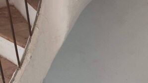 Kierreportaat, joissa on metallikaiteet ja puiset askelmat.