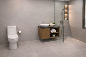 Shower, free toiletries, hair dryer, slippers - Signum CityScapes SKY Boutique Hotel - Indore (Indore)