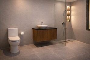 Shower, free toiletries, hair dryer, slippers - Signum CityScapes SKY Boutique Hotel - Indore (Indore)