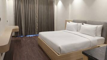 Escritorio, espacio para trabajar con laptop y cortinas blackout