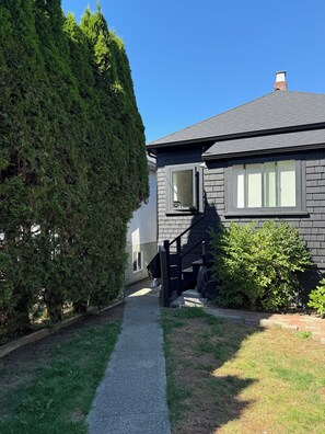 Unclassified image, 2 of 9, button