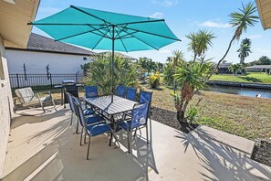 Outdoor dining - Your perfect gulf access getaway in Cape Coral (Cape Coral)