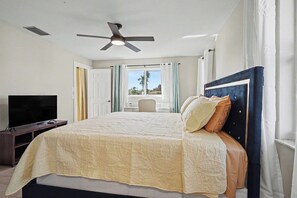 3 bedrooms, iron/ironing board, free WiFi, bed sheets - Your perfect gulf access getaway in Cape Coral (Cape Coral)
