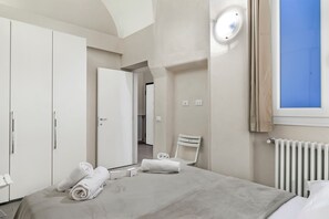 1 bedroom, bed sheets - Garibaldi (Loano)