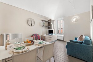 Standard Apartment, Multiple Bedrooms, Sea Facing (Garibaldi) | Living area | 21-inch flat-screen TV with cable channels