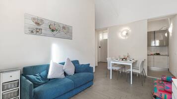 Appartamento Standard, 1 camera da letto, fronte mare (Garibaldi) | Area soggiorno | TV a schermo piatto 21 pollici con canali via cavo
