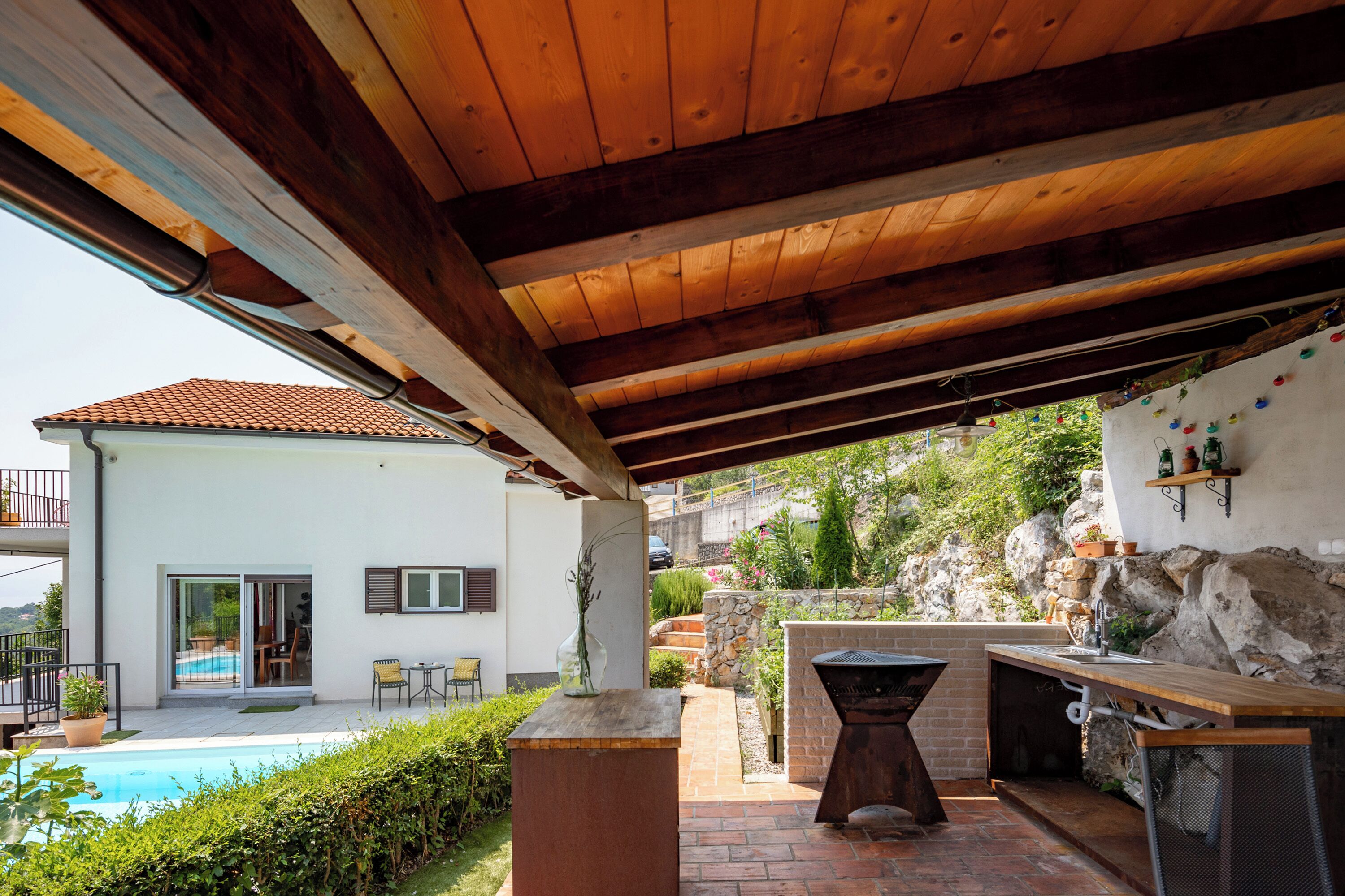 Casa família, 3 quartos, 2 banheiros, ao lado da montanha (Holiday Home Kvarner With Heated Pool) | Área para churrasco/piquenique