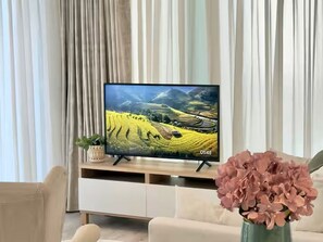 Living area - Central, Fully Furnished Apartment, w/car park & sundeck, 3+ Months Available (West Perth)