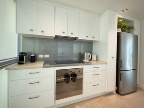 Private kitchen - Central, Fully Furnished Apartment, w/car park & sundeck, 3+ Months Available (West Perth)