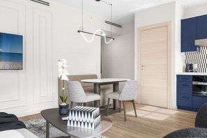 Una sala moderna con comedor, cocina y una puerta.