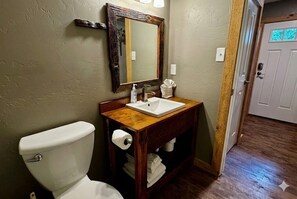 Shower, hair dryer, towels, soap - Charming Cascade Falls Suite in soothing Ouray for your getaway (Ouray)