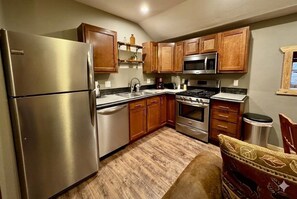 Fridge, microwave, oven, stovetop - Charming Cascade Falls Suite in soothing Ouray for your getaway (Ouray)