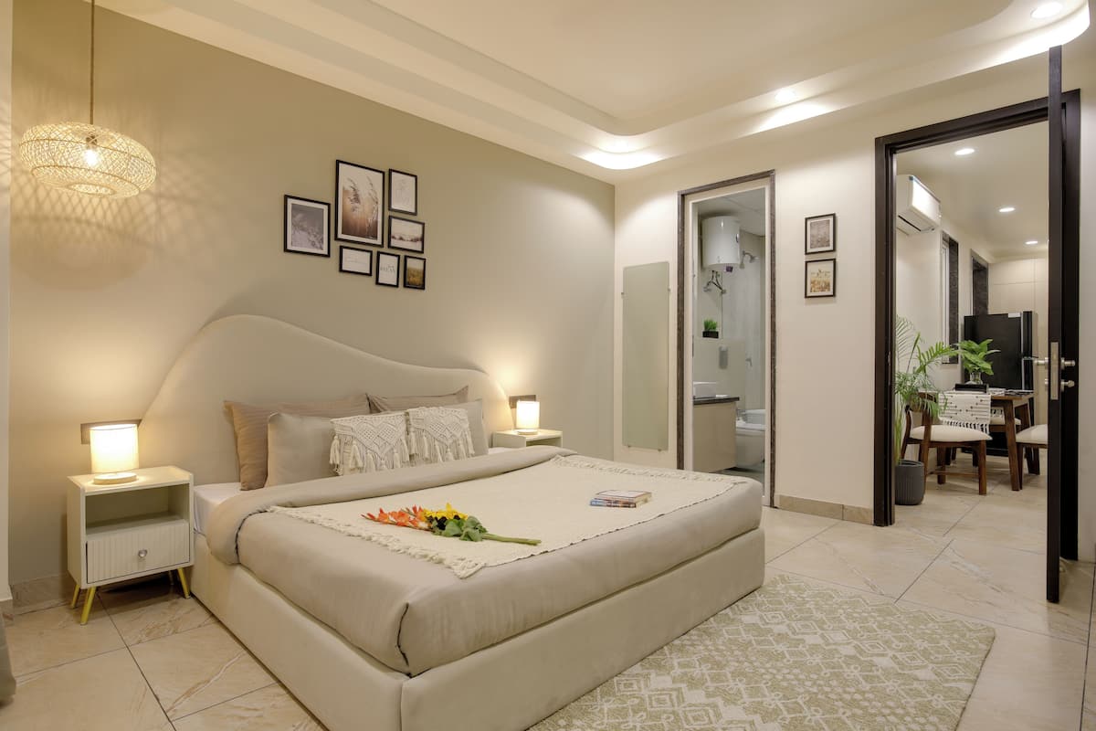 Executive Apartment, Balcony | Desk, iron/ironing board, WiFi (free)