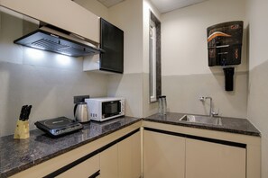 Appartement Supérieur, balcon | Cuisine privée | Grand réfrigérateur, micro-ondes