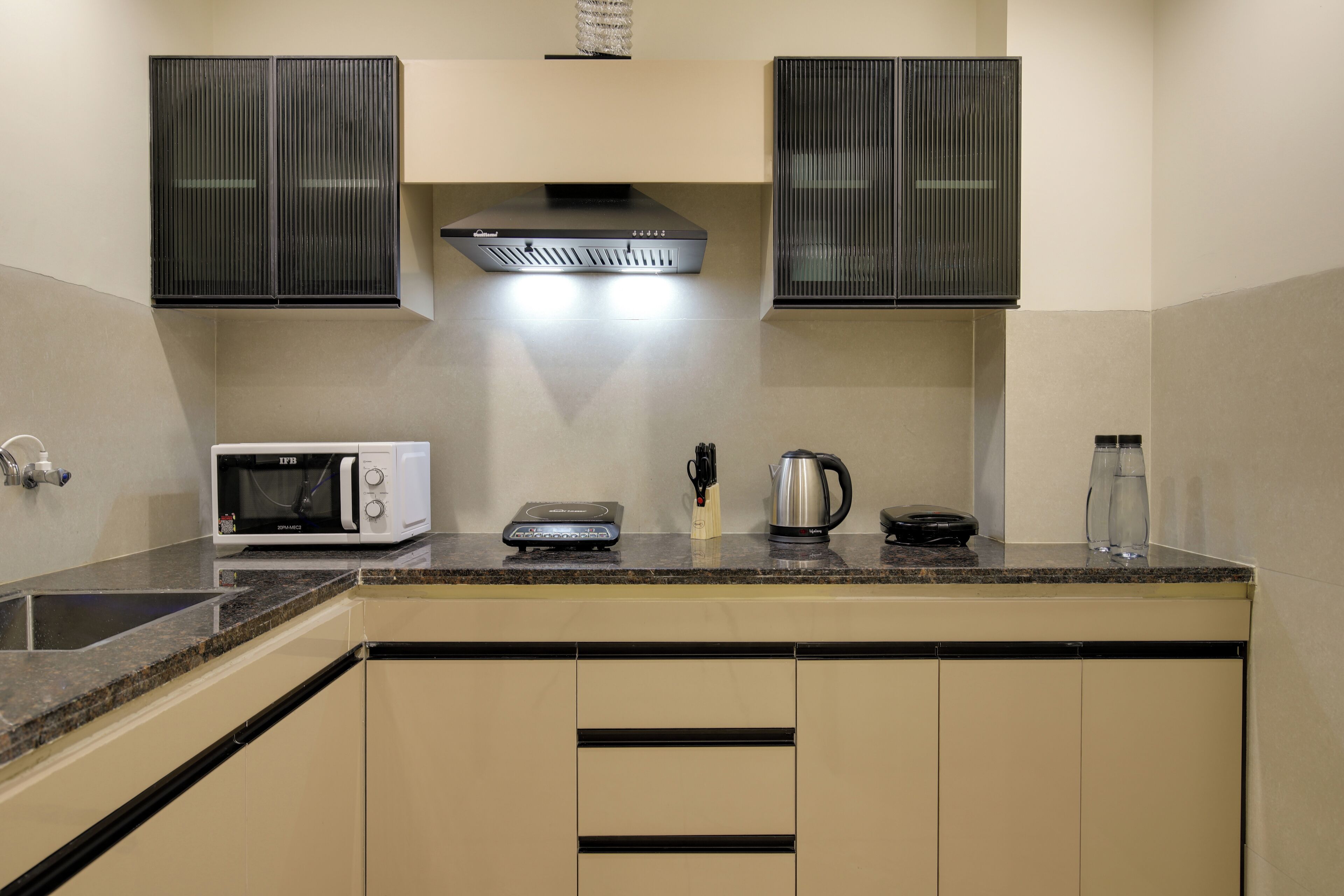 Departamento ejecutivo, balcón | Cocina privada | Refrigerador con congelador, microondas y utensilios de cocina 