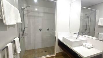 Studio « Premier » | Salle de bain | Articles de toilette gratuits, sÚche-cheveux, serviettes fournies, savon