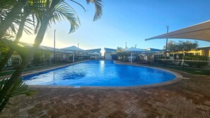 Una piscina al aire libre
