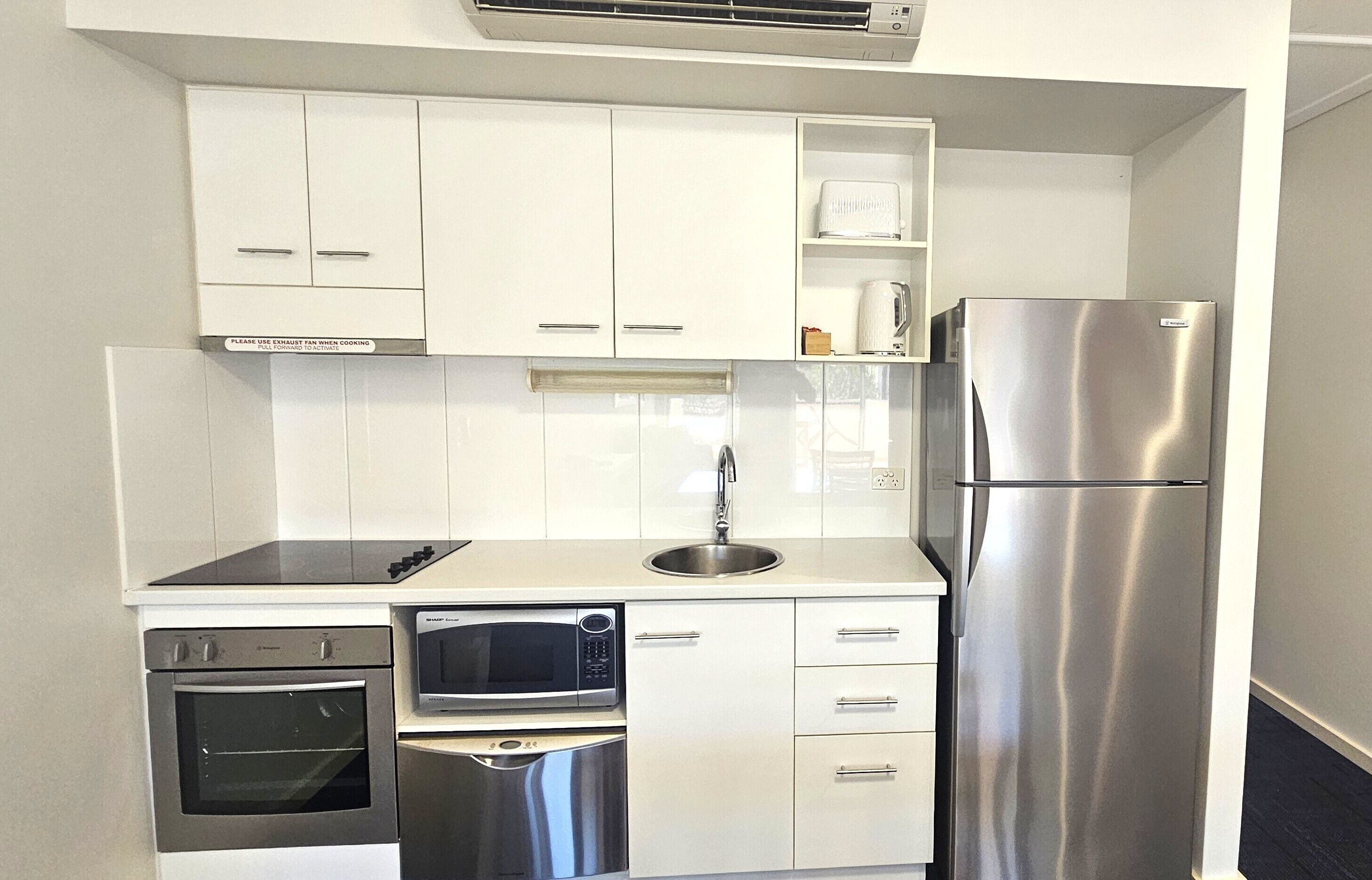 Een microgolfoven, kookgerei, borden en bestek