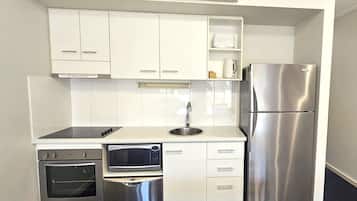 Een microgolfoven, kookgerei, borden en bestek