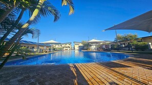 Una piscina al aire libre