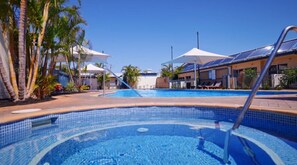 Outdoor pool - Mariner Apartments Geraldton (Geraldton)