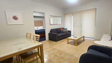 Caja de seguridad en la habitación y escritorio