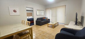 Studio Premier | Coffre-fort, bureau, fer et planche à repasser, accès au Wi-Fi (inclus)