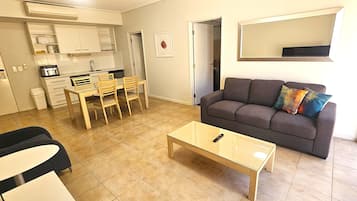 Premier studio | Een kluis op de kamer, een bureau, een strijkplank/strijkijzer