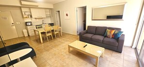 Premier Studio | In-room safe, desk, iron/ironing board, free WiFi - Mariner Apartments Geraldton (Geraldton)