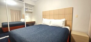 In-room safe, desk, iron/ironing board, free WiFi - Mariner Apartments Geraldton (Geraldton)