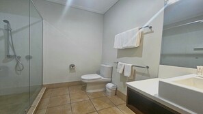 Monolocale Standard | Bagno | Set di cortesia gratuito, asciugacapelli, asciugamani, sapone