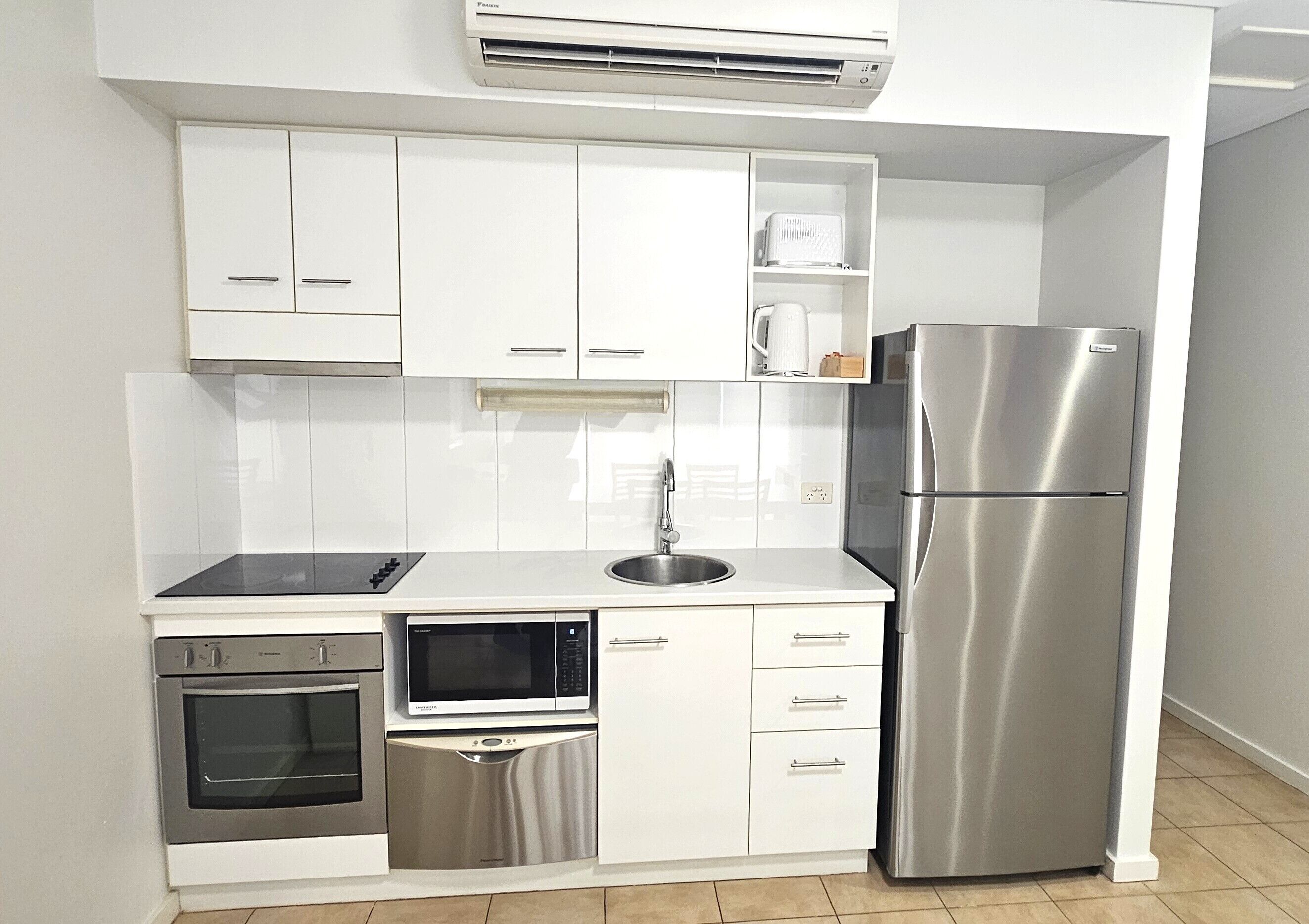 Microwave, cookware/dishes/utensils