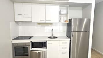 Microwave, cookware/dishes/utensils