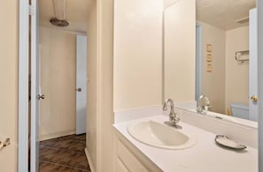 Secadora de cabello, toallas, papel de baño 