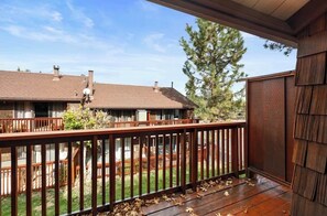 Property grounds - Snow Summit Condo - Steps to Ski Lifts at Snow Summit - 5 min to Village (Big Bear Lake)