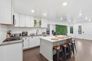 Private kitchen - Chic 3BR for 8-10 Near LAX/Beach/SoFi, Games & TV+ (Hawthorne)