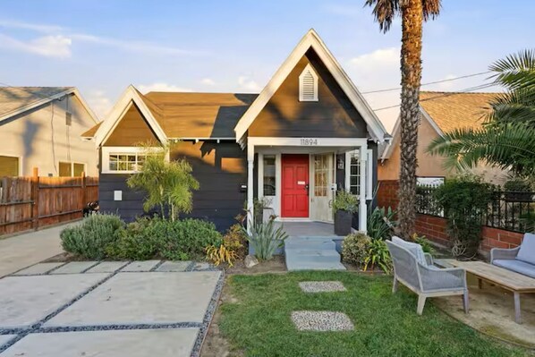 Exterior - Chic 3BR for 8-10 Near LAX/Beach/SoFi, Games & TV+ (Hawthorne)