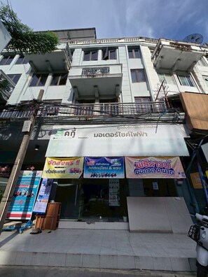 Exterior - Sukum Huai Khwang Guest House  (Krung Thep Maha Nakhon)