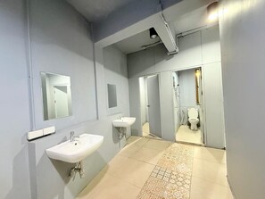 Bathroom - Sukum Huai Khwang Guest House  (Krung Thep Maha Nakhon)