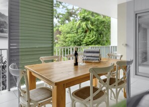 Outdoor dining - Distinct at the Botanicals (Edge Hill)