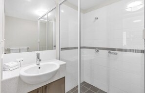 Shower, hair dryer, towels - Distinct at the Botanicals (Edge Hill)