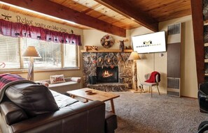 Living area - Grizzly Hollow - Close to Bear Mountain & Alpine Zoo (Big Bear Lake)